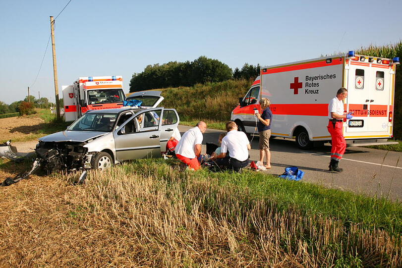 Weil ein älterer Mann beim Abbiegen den BMW einer jungen Frau übersieht, schiebt er diesen in den Graben. Vier Personen werden verletzt, darunter ein Kleinkind.