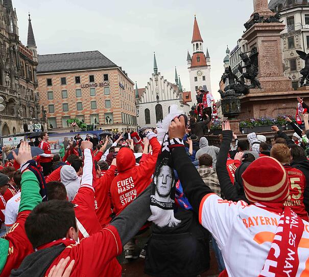 Die Bayernfans sind bereit für einen außergewöhnlichen Fußballabend. Bei brittischem Wetter und bayerischem Bier präsentieren sie die Fans lautstark am Marienplatz. Die besten Bilder.