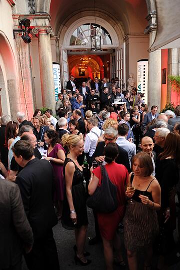 Der EmpfangBeim Empfang von Bavaria Film im Künstlerhaus am Lenbachplatz zeigte sich wieder allerlei Pominenz aus Film und Fehrnsehn. Anlass war das Filmfest München.