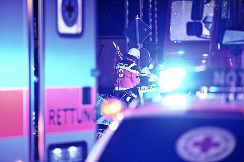 74-Jähriger Mann aus Neuss kollidiert mit einem Sattelzug bei Traunreut. Er stirbt im Krankehnaus. Hier die Bilder der Bergungsaktion.