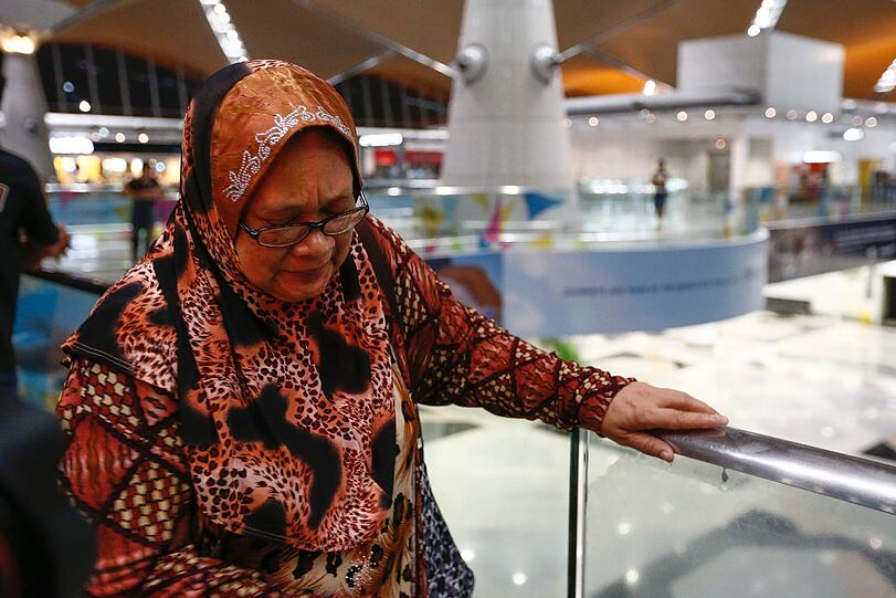 Auch am Flughafen in Kuala Lumpur, wo Flug MH17 landen sollte, herrscht Fassungslosigkeut, Wut und Trauer.