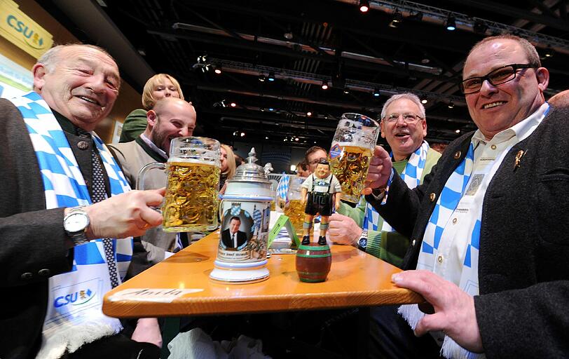 Außerdem stehen für die zwischen 3000 und 4000 Besucher in der Dreiländerhalle bereit: 3000 Fisch- und Käsesemmeln und 2000 Brezen.