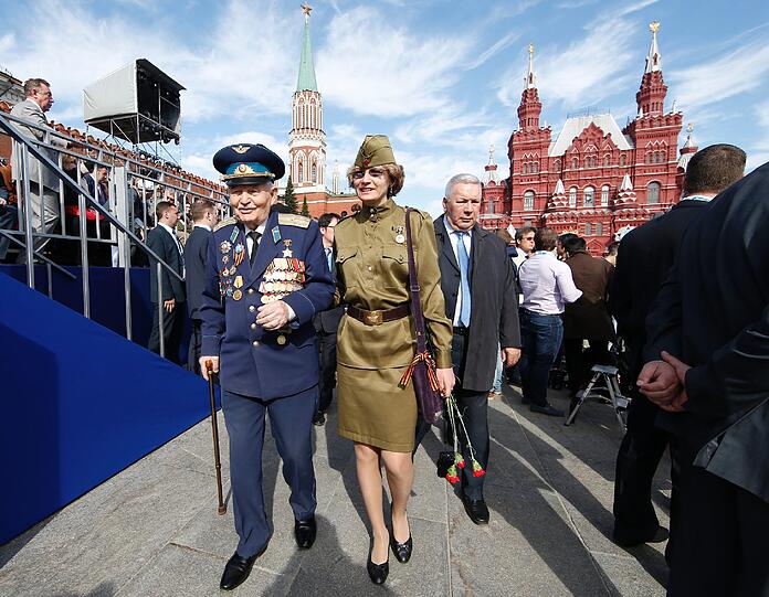 Auf dem Roten Platz in Moskau hat die größte Militärparade der russischen Geschichte begonnen. Zum 70. Jahrestag des Sieges der Sowjetunion über Hitlerdeutschland nahm Kremlchef Wladimir Putin die pompöse Waffenschau ab.