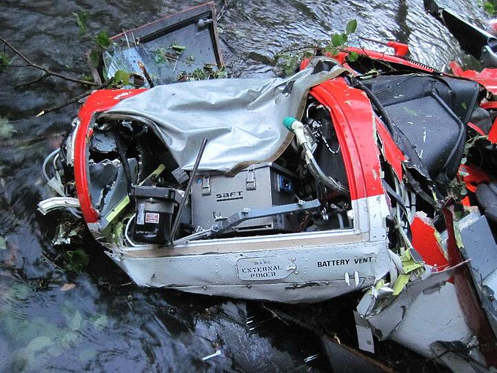 Das Wrack des Helikopters - alle vier Insassen kamen ums Leben.