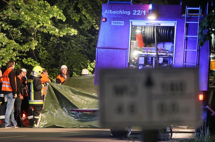 Ein mit vier Personen besetzter VW Cabrio wurde in der Nacht auf Freitag an einen Baum geschleudert. Die Bilder vom Einsatz.