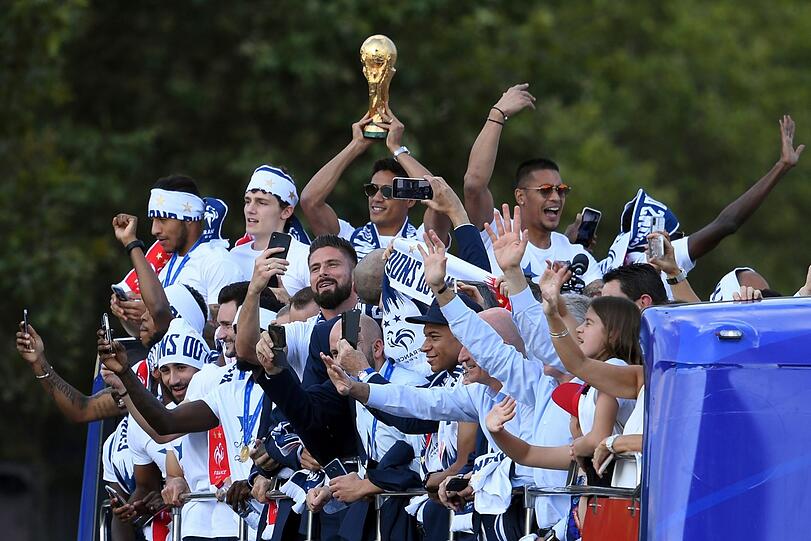 Hunderttausende feierten am Montag die Fußball-Weltmeister nach ihrer Ankunft auf den Pariser Champs-Élysées.