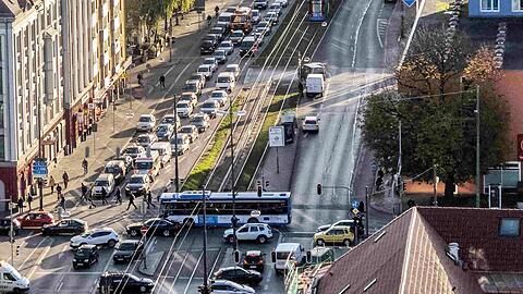Auf der B 304 staut es sich am morgen regelmäßig, wie auch diese Aufnahme aus der Vogelperspektive zeigt.