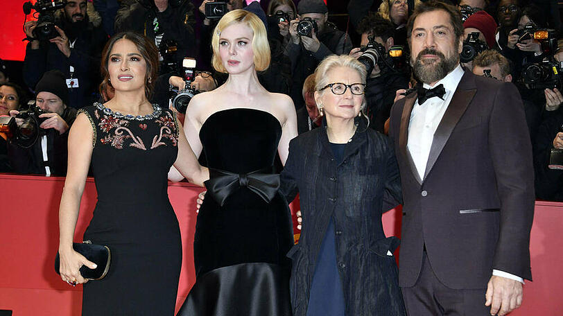 Salma Hayek, Elle Fanning, Sally Potter und Javier Bardem bei der Berlinale-Premiere von "The Roads Not Taken"