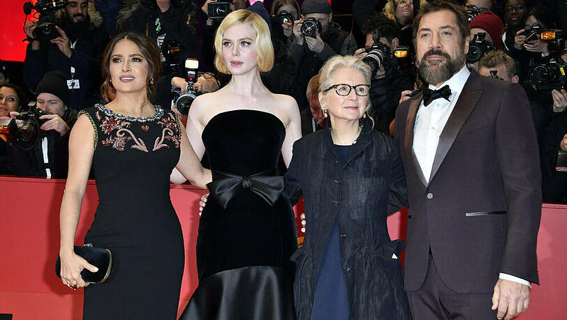 Salma Hayek, Elle Fanning, Sally Potter und Javier Bardem bei der Berlinale-Premiere von "The Roads Not Taken" Salma Hayek, Elle Fanning, Sally Potter und Javier Bardem bei der Berlinale-Premiere von "The Roads Not Taken"