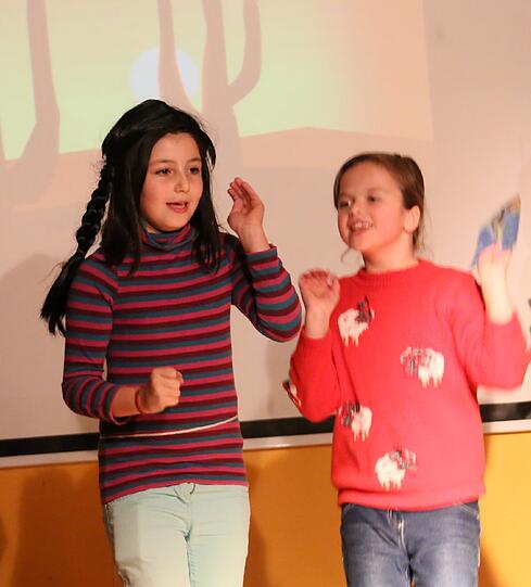 Im wilden Wilden Westen treffen die Kinder Indianer.