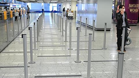 Der wegen der Corona-Krise weltweit nahezu zum Erliegen gekommene Flugverkehr hinterlässt beim Frankfurter Flughafenbetreiber Fraport weiterhin tiefe Spuren.