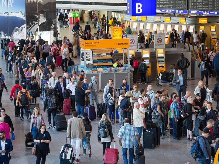 Passagiere am Flughafen Frankfurt müssen pünktlich zu den Weihnachtsferien mit Warteschlangen rechen.