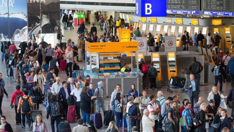 Passagiere am Flughafen Frankfurt müssen pünktlich zu den Weihnachtsferien mit Warteschlangen rechen. Passagiere am Flughafen Frankfurt müssen pünktlich zu den Weihnachtsferien mit Warteschlangen rechen.