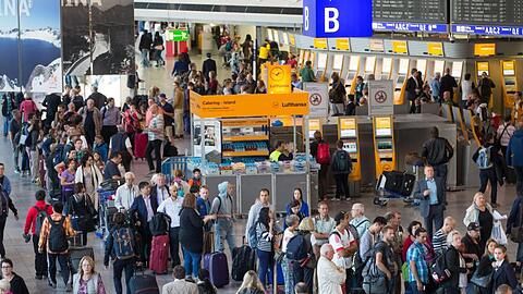 Passagiere am Flughafen Frankfurt müssen pünktlich zu den Weihnachtsferien mit Warteschlangen rechen.