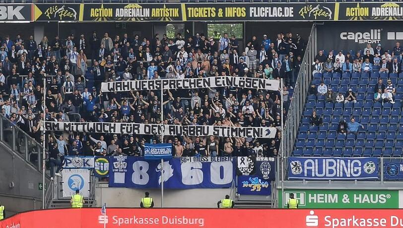 Momentaufnahme am Rande des Duisburg-Spiels: Die Forderung der Löwen-Fans ist eindeutig.