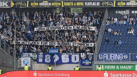 Momentaufnahme am Rande des Duisburg-Spiels: Die Forderung der Löwen-Fans ist eindeutig.