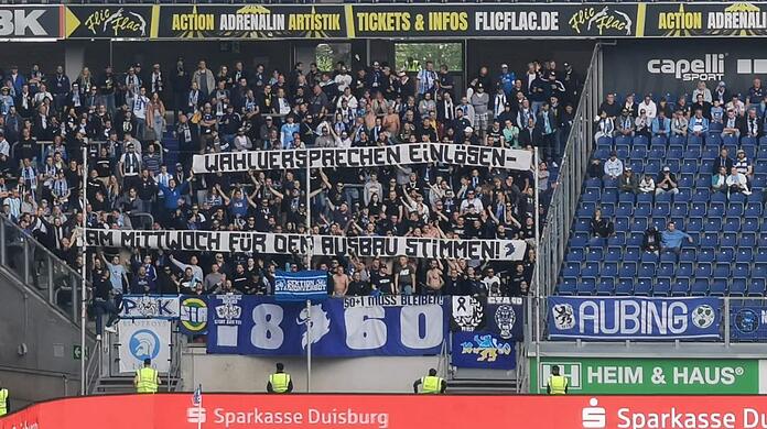 Momentaufnahme am Rande des Duisburg-Spiels: Die Forderung der Löwen-Fans ist eindeutig.