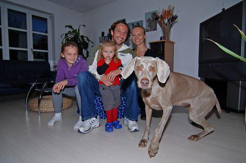 Roman Tyce mit seiner Frau Katerina, den Töchtern Kacenka, Viktorka und dem Weimaraner-Hund Dasty.