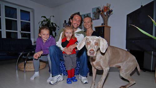 Roman Tyce mit seiner Frau Katerina, den Töchtern Kacenka, Viktorka und dem Weimaraner-Hund Dasty. Roman Tyce mit seiner Frau Katerina, den Töchtern Kacenka, Viktorka und dem Weimaraner-Hund Dasty.