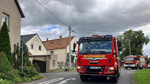Die Feuerwehr ist schnell mit vielen Kräften vor Ort.