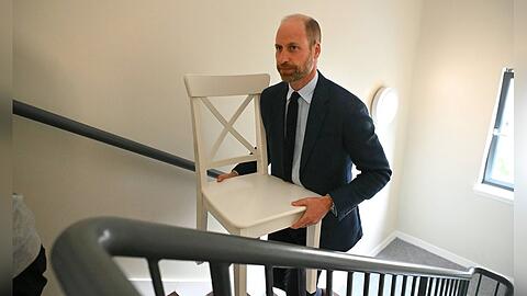 Prinz William packte selbst mit an und trug einen Stuhl nach oben. Prinz William packte selbst mit an und trug einen Stuhl nach oben.