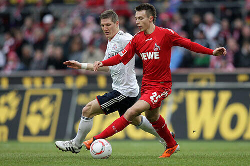 Als Spielgestalter hatte es Bastian Schweinsteiger beim FC Bayern, hier gegen Kölns Lukas Podolski, zuletzt schwer. Er spielt halt lieber etwas defensiver.