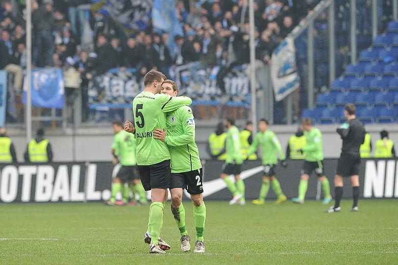 MORITZ VOLZ(hier mit Vallori) NOTE 3 Kam zur Pause. Hatte anfangs einige gute Szenen, tauchte dann jedoch ein wenig ab.