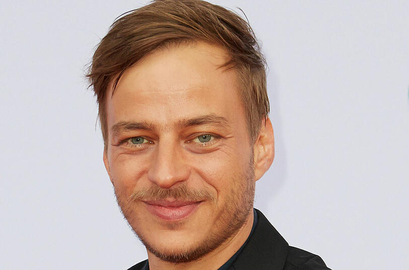 Schauspieler Tom Wlaschiha posiert in Hamburg bei der Jahresprogramm-Präsentation von ProSiebenSat.1 TV Deutschland.