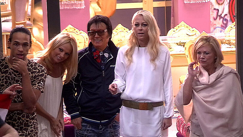 Männer in Stöckelschuhen, Fancy verlässt das Haus und Königin Marijke versammelt ihre Tafelrunde. Weitere Bilder von Tag 13 im Big Brother Haus.