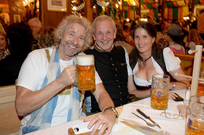 Prost! Thomas Gottschalk mit Fritz Egner und seiner Frau Katrin.