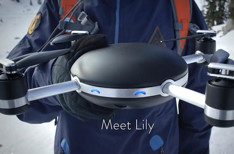 Die Lily Camera: Eine fliegende Selfie-Kamera, die dem Nutzer von alleine folgt. Man darf aber nicht "Drohne" sagen.