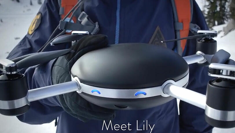Die Lily Camera: Eine fliegende Selfie-Kamera, die dem Nutzer von alleine folgt. Man darf aber nicht "Drohne" sagen. Die Lily Camera: Eine fliegende Selfie-Kamera, die dem Nutzer von alleine folgt. Man darf aber nicht "Drohne" sagen.