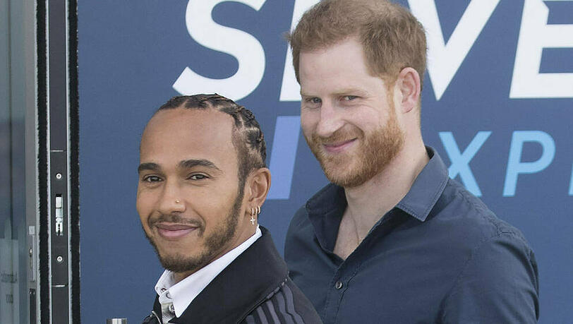 Prinz Harry (r.) und Lewis Hamilton eröffneten ein neues Museum an der britischen Rennstrecke von Silverstone. Prinz Harry (r.) und Lewis Hamilton eröffneten ein neues Museum an der britischen Rennstrecke von Silverstone.