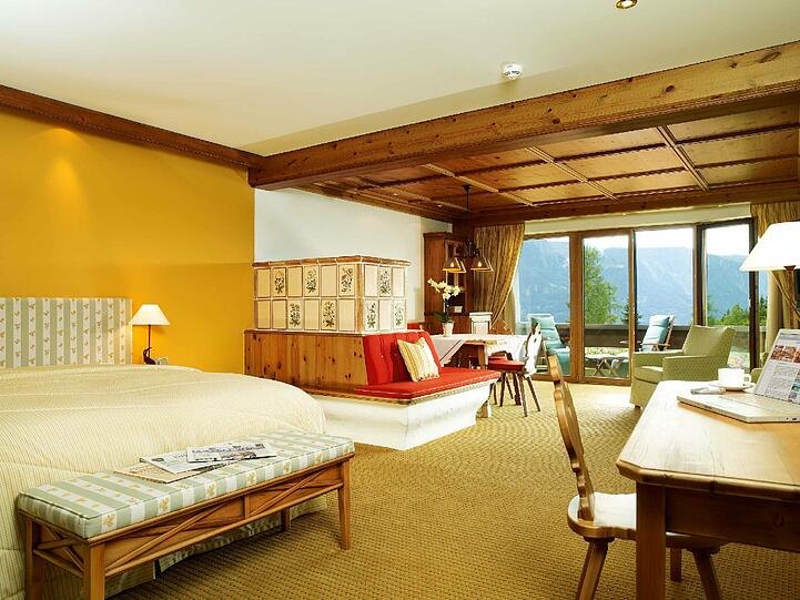 Schönes Zimmer im *****S Interalpen-Hotel Tyrol in Telfs - hier spürt man überall den Luxus.