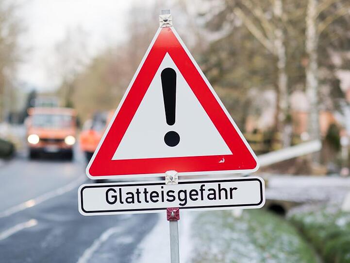 Ein Schild weist auf Glatteisgefahr hin. Foto: Julian Stratenschulte/Archiv