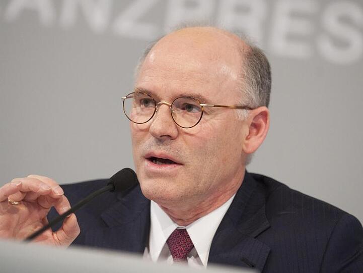 Rudolf Staudigl spricht bei einer Pressekonferenz. Foto: picture alliance / dpa / Archivbild