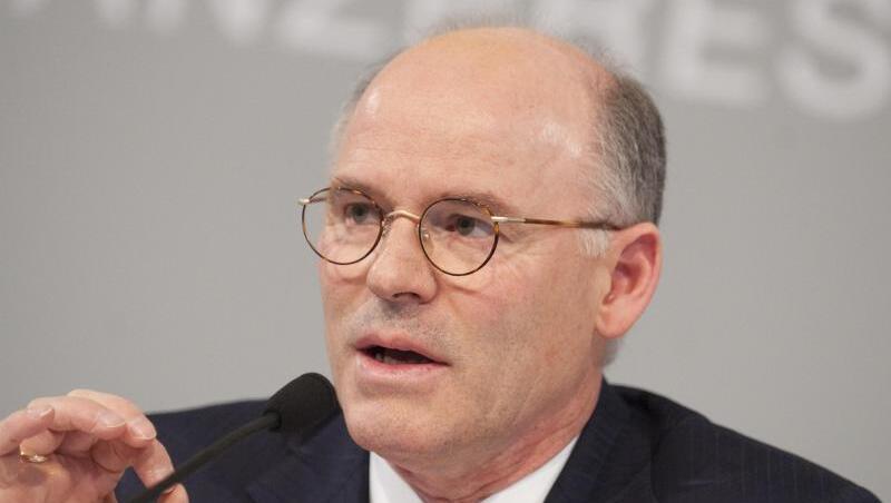 Rudolf Staudigl spricht bei einer Pressekonferenz. Foto: picture alliance / dpa / Archivbild Rudolf Staudigl spricht bei einer Pressekonferenz. Foto: picture alliance / dpa / Archivbild