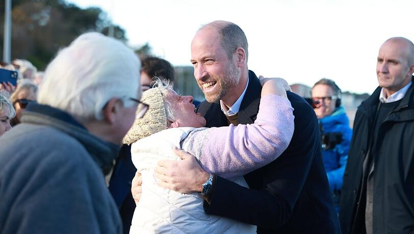 Eine innige Umarmung f&uuml;r Prinz William am Strand von Colwyn Bay.