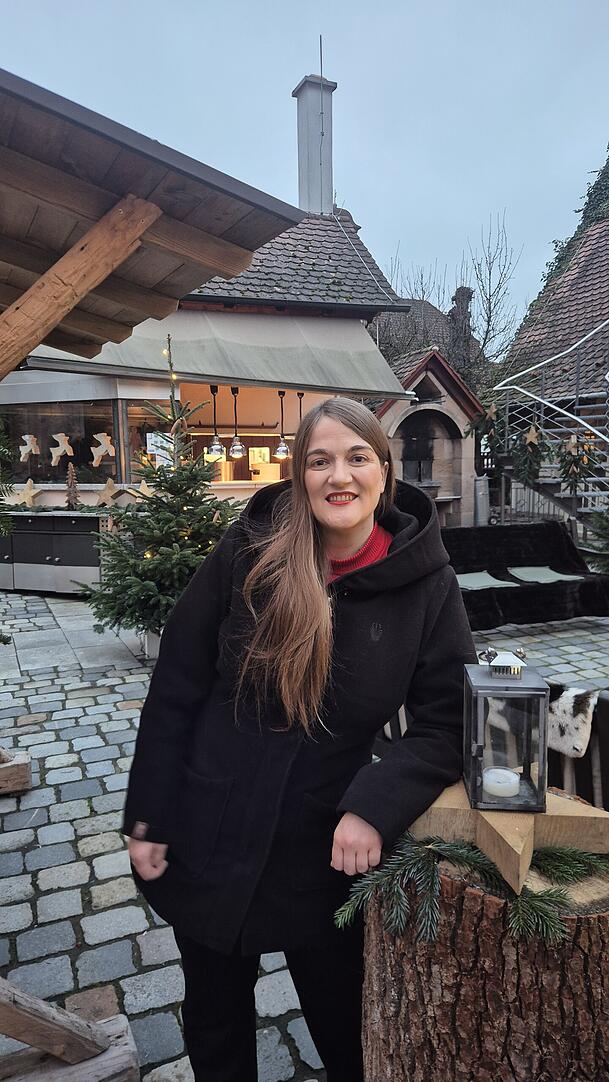 SPD-Parteichefin Ronja Endres auf einem Christkindlmarkt.