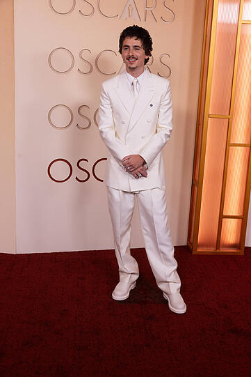 Timothée Chalamet: Der komplett weiße Anzug setzt auf dem Red Carpet ein starkes Statement. Die monochrome Farbwahl wirkt modern und sehr selbstbewusst, während der doppelreihige Schnitt dem Look Struktur und Eleganz verleiht. Gerade bei den Oscars, wo dunkle Smokings dominieren, sorgt dieser Auftritt für einen frischen, zeitgemäßen Akzent. Timothée Chalamet: Der komplett weiße Anzug setzt auf dem Red Carpet ein starkes Statement. Die monochrome Farbwahl wirkt modern und sehr selbstbewusst, während der doppelreihige Schnitt dem Look Struktur und Eleganz verleiht. Gerade bei den Oscars, wo dunkle Smokings dominieren, sorgt dieser Auftritt für einen frischen, zeitgemäßen Akzent.