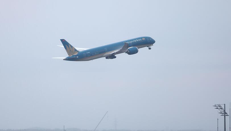 Der Flug VN34 startete wegen schlechten Wetters verspätet. Der Flug VN34 startete wegen schlechten Wetters verspätet.