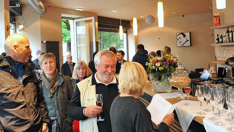 Zur Eröffnungsparty schaut halb Schwabing zum Gratulieren vorbei. Die meist geäußerte Meinung: Wunderschön, das wird was werden. Zur Eröffnungsparty schaut halb Schwabing zum Gratulieren vorbei. Die meist geäußerte Meinung: Wunderschön, das wird was werden.