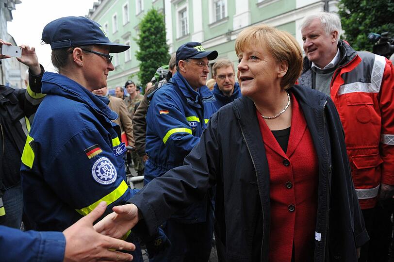Angela Merkel (CDU) und Horst Seehofer (CSU) besuchen das überflutete Passau. Den Hochwasser-Opfern wurde schnelle Hilfe zugesichert.