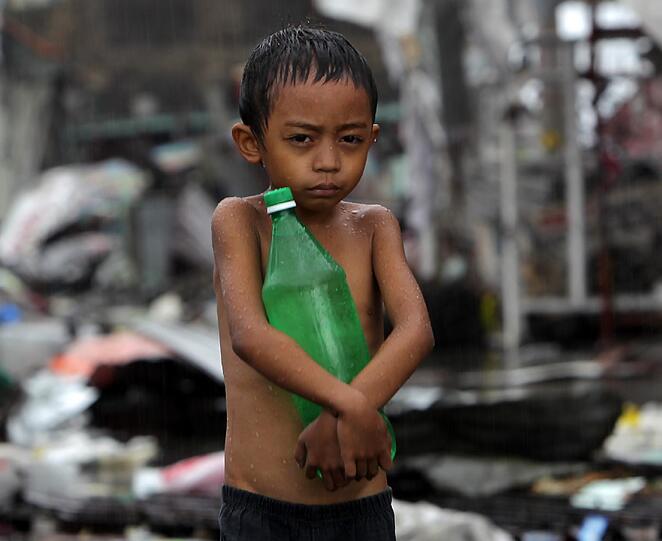 08. November 2013 Der pazifische Supertaifun «Haiyan» trifft mit mehr als 300 Stundenkilometern auf die philippinischen Inseln Leyte und Samar. Er verwüstet breite Landstriche, hohe Flutwellen zerstören Städte wie Tacloban. Vorläufige Bilanz: Mehr als 7200 Tote und Vermisste.