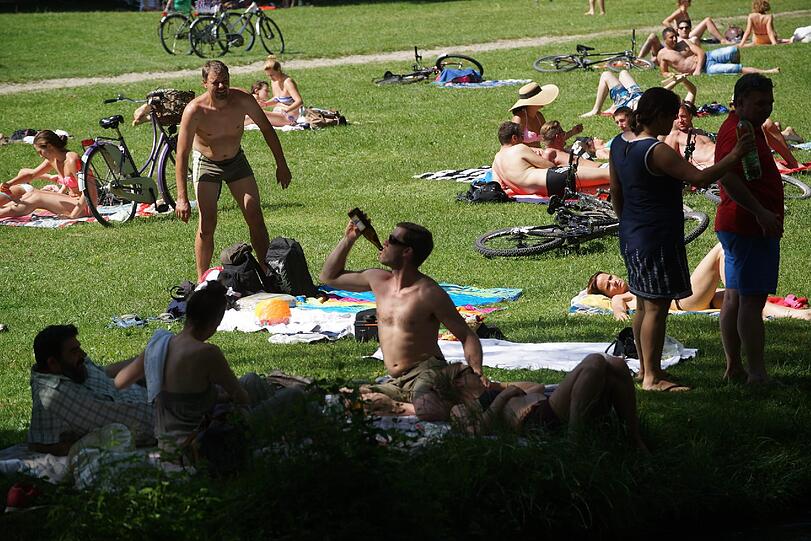 Der Sommer ist da und Münchens Bürger stürmen in den Englischen Garten! Sehen Sie hier die Bilder!