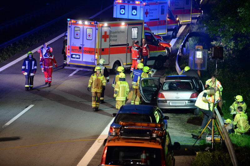Unfall-Drama auf der A8 bei Grabenstätt: Eine französische Familie kracht mit ihrem Auto in ein Pannen-Auto. Bei dem Crash entsteht ein Trümmerfeld mit einer Länge von 300 Metern. Die Insassen kommen in die Klinik. Die Bilder...