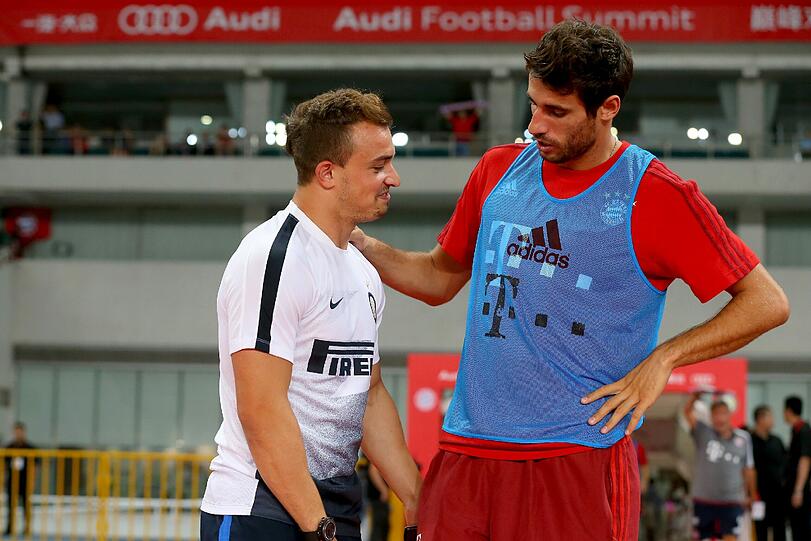 Mal wieder lädiert: Javi Martínez (r.), hier im Gespräch mit Ex-Bayer Xherdan Shaqiri (l.).