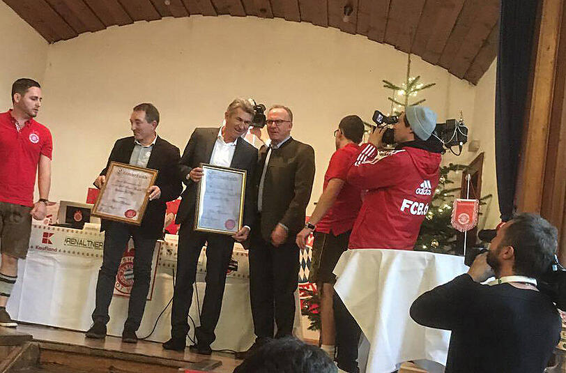 Nach Niederbayern zog es Vorstandschef Karl-Heinz Rummenigge, der dem Fanclub Vilshofen Rot-Weiß einen Besuch abstattete.