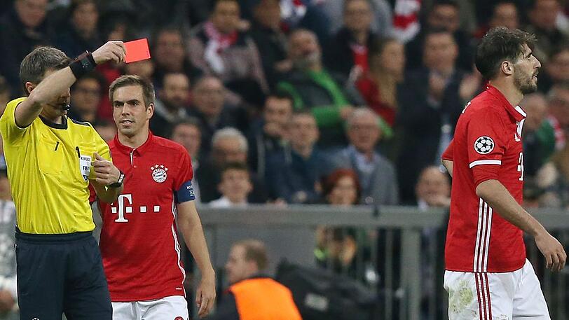 Auch bei den Platzverweisen stand beim FC Bayern in dieser Saison die Null: 47 gelbe Karten bedeuten Platz eins in der Fairness-Tabelle der Bundesliga. Am 12. April musste Javi Martínez beim 1:2 gegen Real Madrid mit Gelb-Rot vom Platz.
