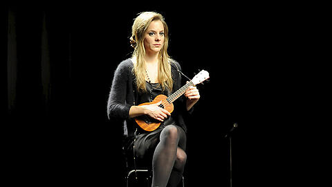 Angelika Flierl (Bernadette Heerwagen) beim Vorsingen im Krimi "München Mord"